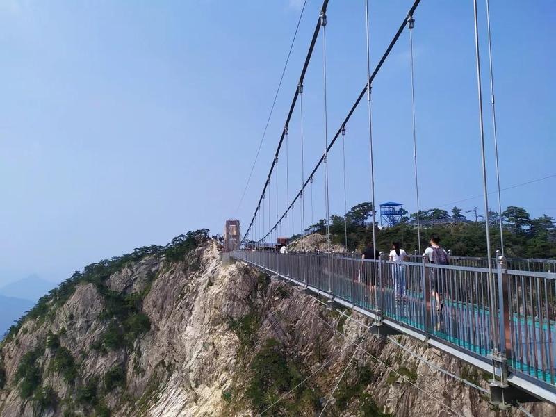 明堂山飛天玻璃橋位於明堂山主峰景區,凌空而建,橋長198米,寬3米,垂直