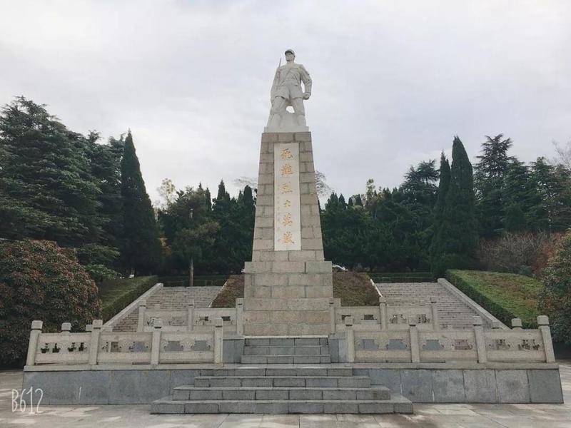 瞻仰革命烈士纪念碑图片